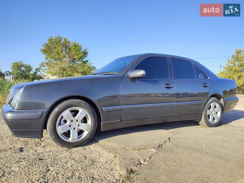 Седан Mercedes-Benz E-Class 2001 в Одессе