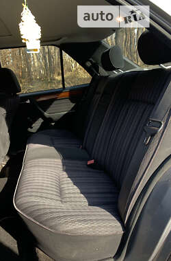 Седан Mercedes-Benz E-Class 1990 в 