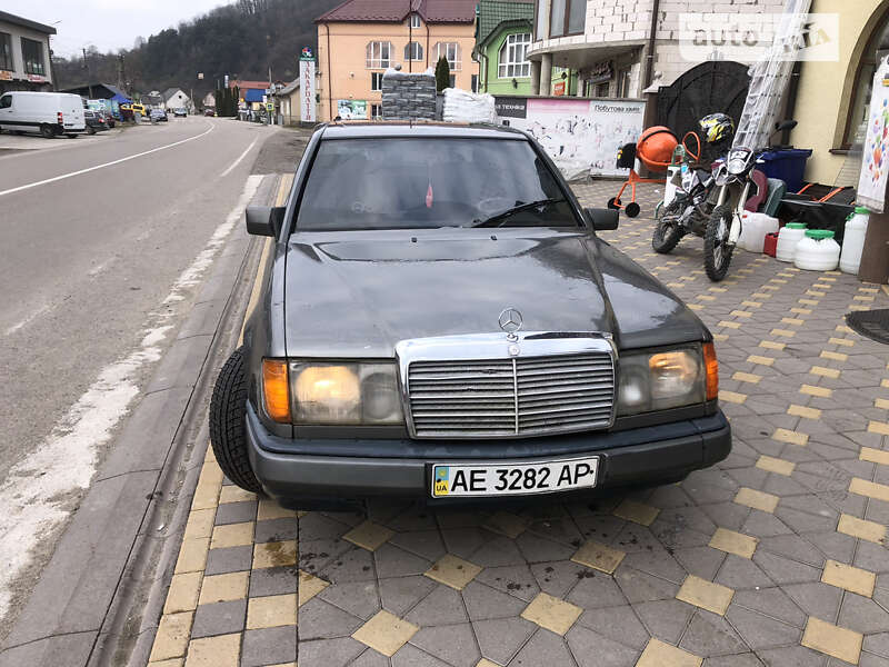 Седан Mercedes-Benz E-Class 1989 в Тячеве