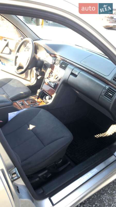 Седан Mercedes-Benz E-Class 2002 в Днепре