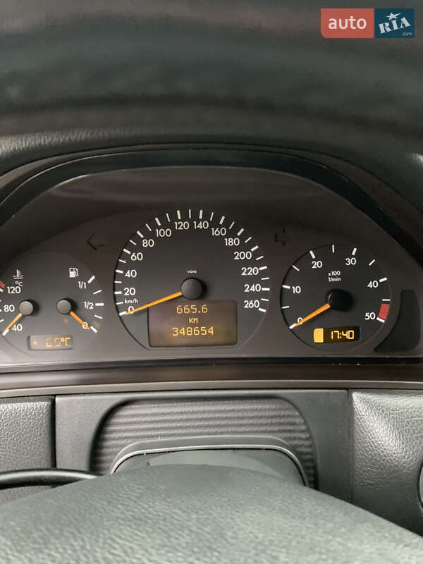 Седан Mercedes-Benz E-Class 2001 в Черновцах