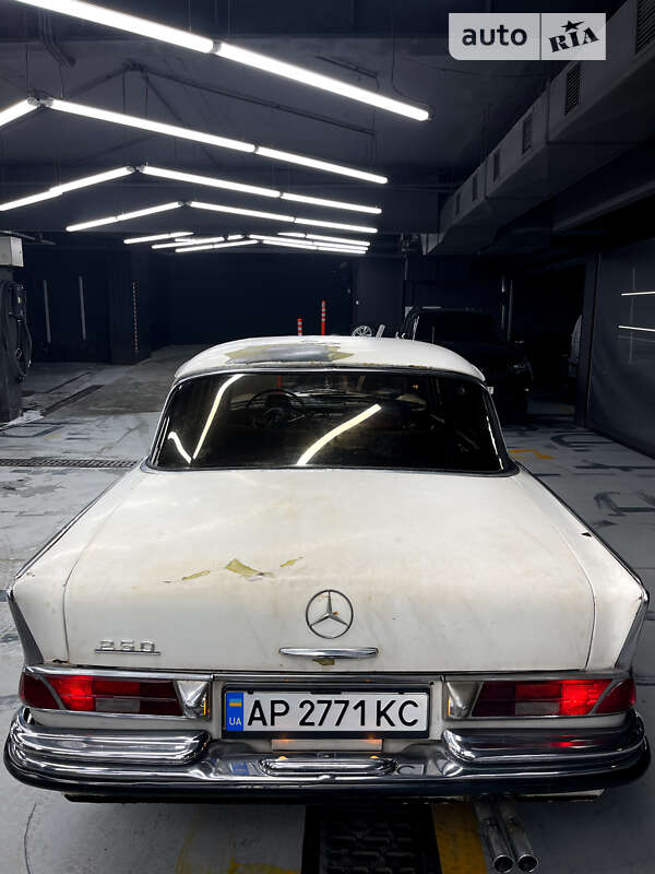 Седан Mercedes-Benz E-Class 1970 в Дніпрі