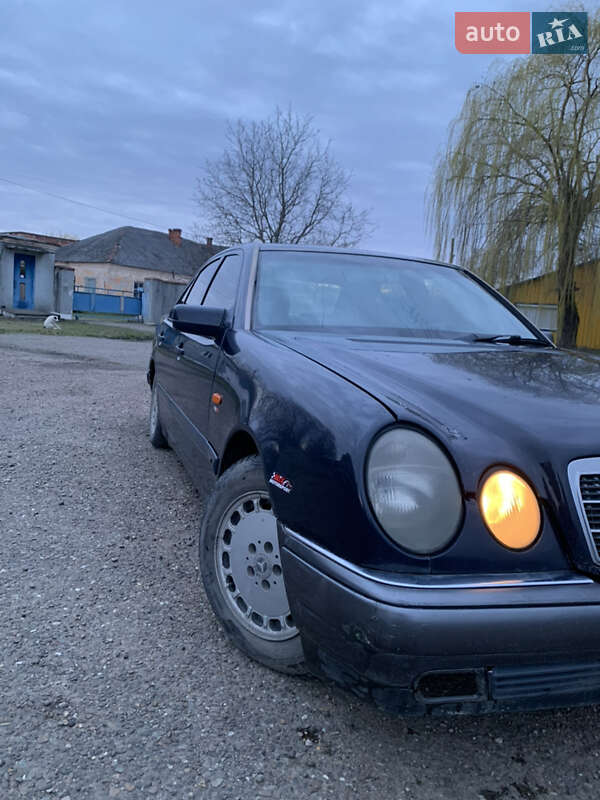 Седан Mercedes-Benz E-Class 1997 в Новоселице