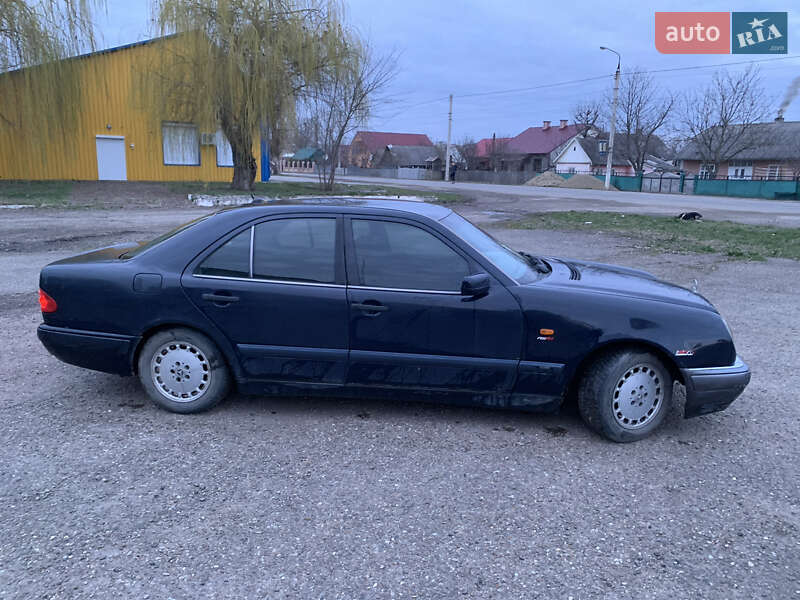 Седан Mercedes-Benz E-Class 1997 в Новоселице