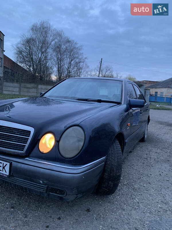 Седан Mercedes-Benz E-Class 1997 в Новоселице