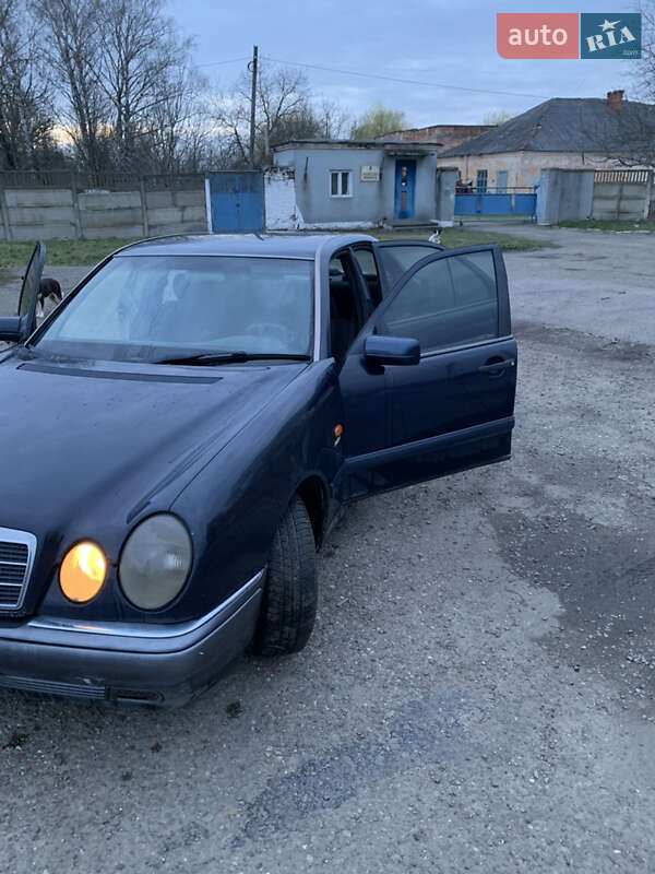 Седан Mercedes-Benz E-Class 1997 в Новоселице