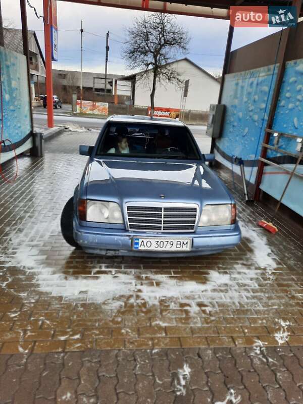 Седан Mercedes-Benz E-Class 1986 в Хусте
