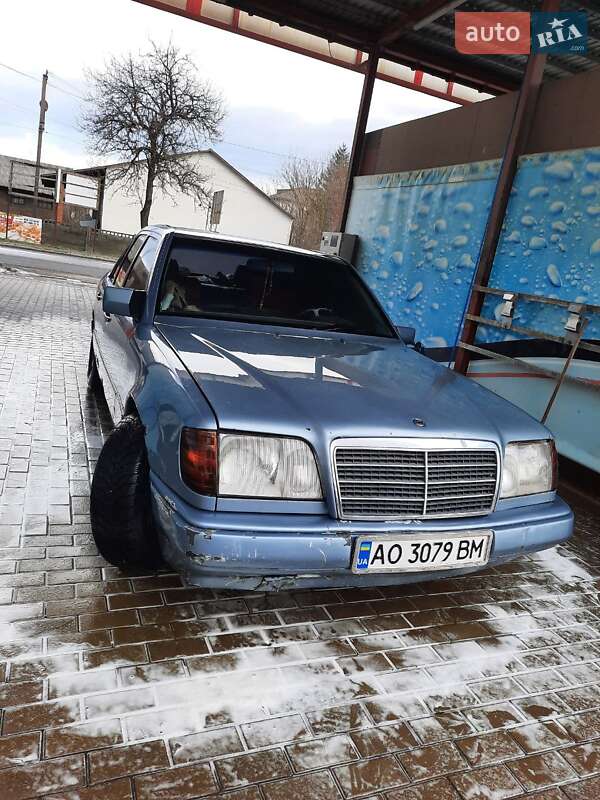 Седан Mercedes-Benz E-Class 1986 в Хусте