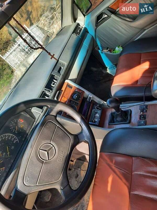 Седан Mercedes-Benz E-Class 1986 в Хусте