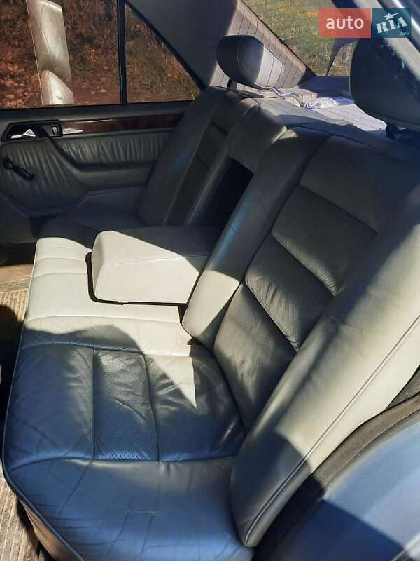 Седан Mercedes-Benz E-Class 1986 в Хусте