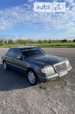 Седан Mercedes-Benz E-Class 1993 в Баре