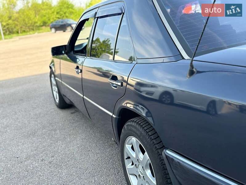 Седан Mercedes-Benz E-Class 1990 в Днепре