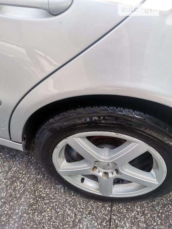 Седан Mercedes-Benz E-Class 2002 в Черновцах