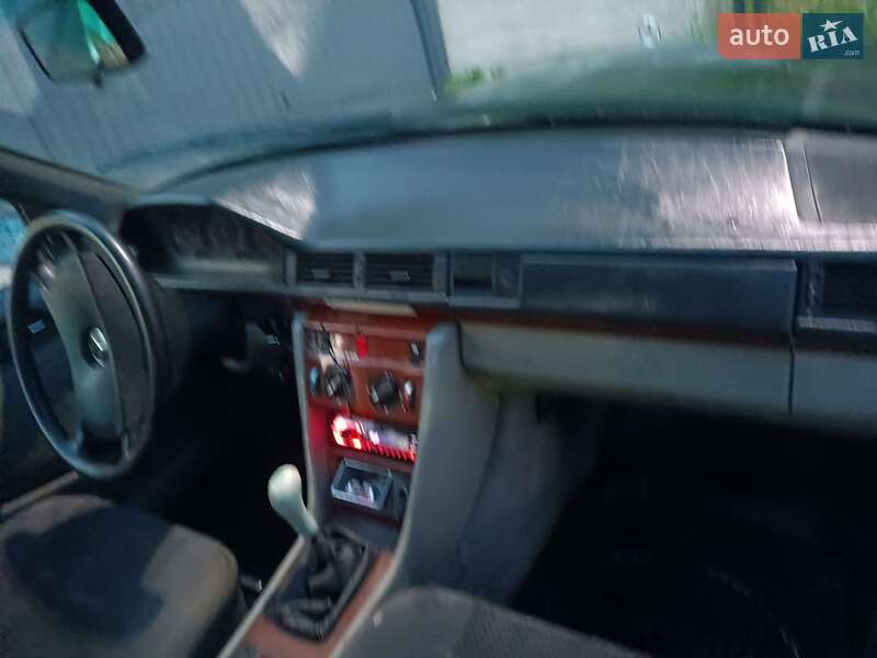 Седан Mercedes-Benz E-Class 1992 в Николаеве
