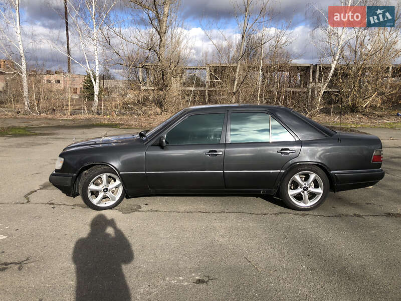 Седан Mercedes-Benz E-Class 1993 в Києві