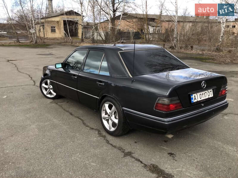 Седан Mercedes-Benz E-Class 1993 в Києві