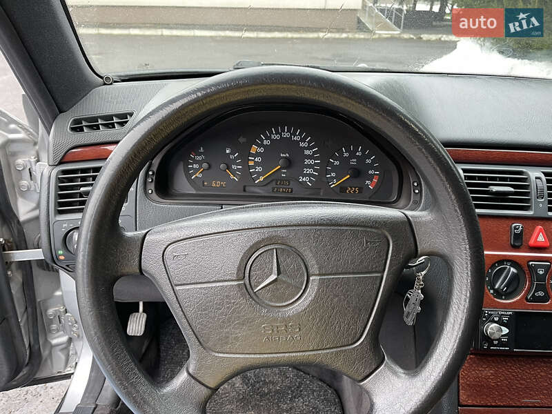 Седан Mercedes-Benz E-Class 1995 в Шацке