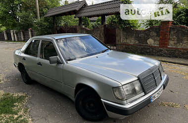 Седан Mercedes-Benz E-Class 1988 в Остроге