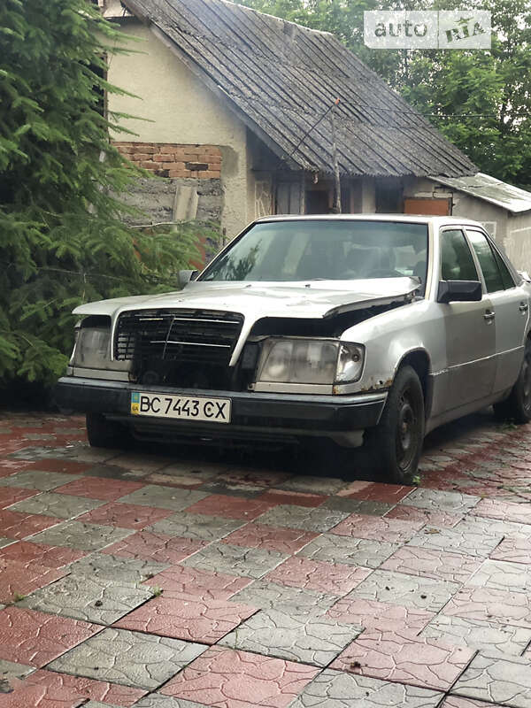 Седан Mercedes-Benz E-Class 1989 в Новояворівську