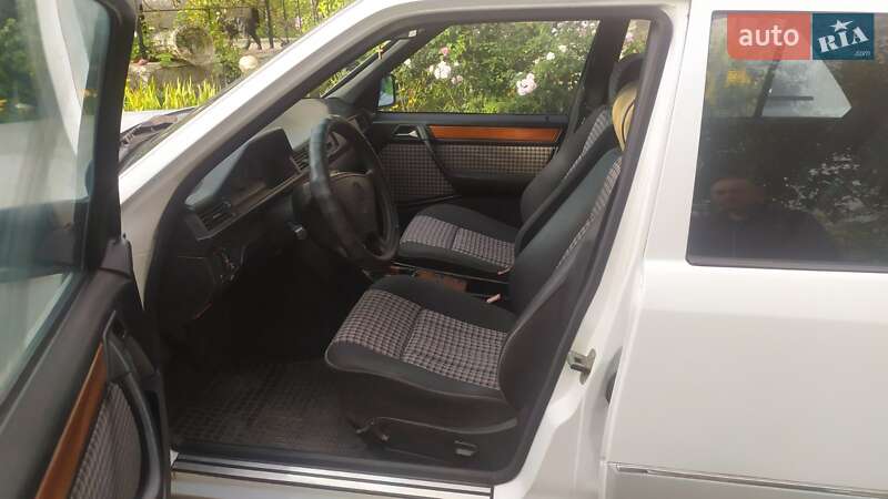 Седан Mercedes-Benz E-Class 1992 в Новой Водолаге