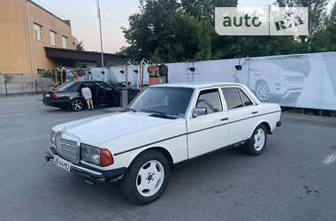 Седан Mercedes-Benz E-Class 1980 в Чернівцях