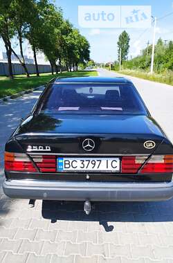 Седан Mercedes-Benz E-Class 1992 в Львове