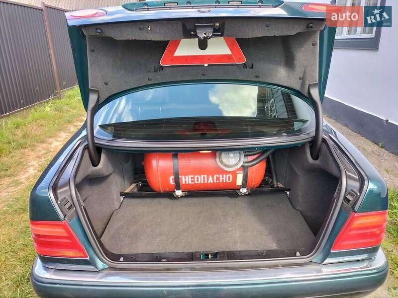 Седан Mercedes-Benz E-Class 1996 в Рокитном