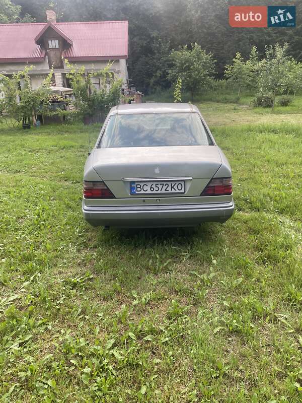 Седан Mercedes-Benz E-Class 1994 в Львове