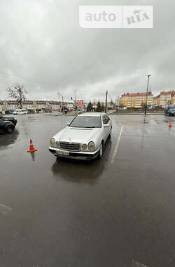 Седан Mercedes-Benz E-Class 1998 в Киеве