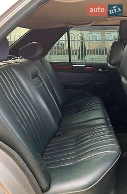 Седан Mercedes-Benz E-Class 1986 в 