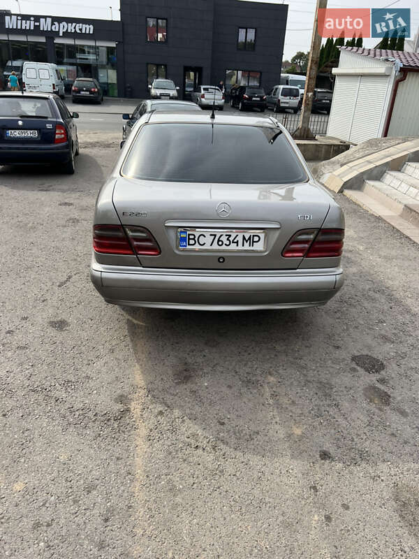 Седан Mercedes-Benz E-Class 2000 в Радехові