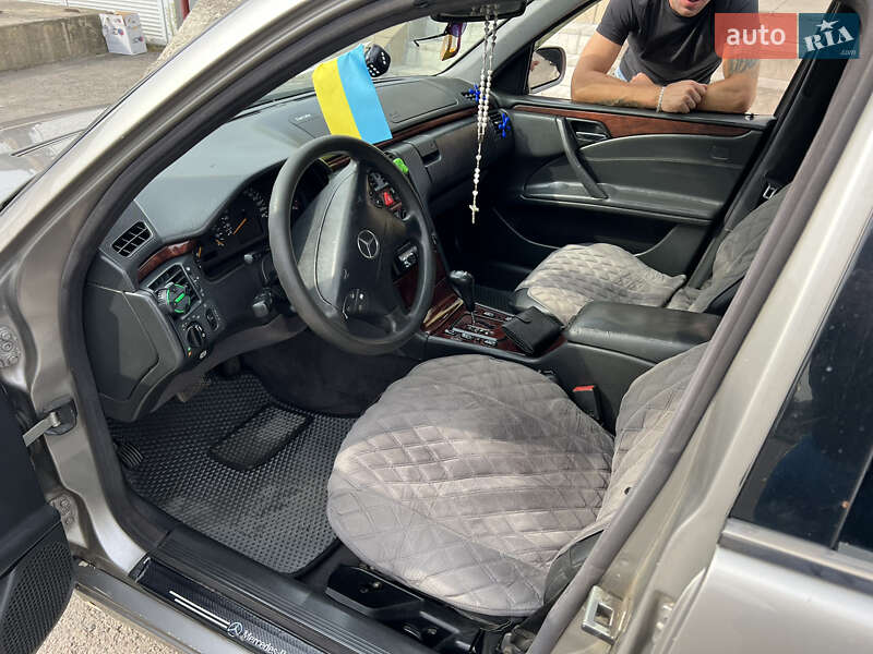 Седан Mercedes-Benz E-Class 2000 в Радехові