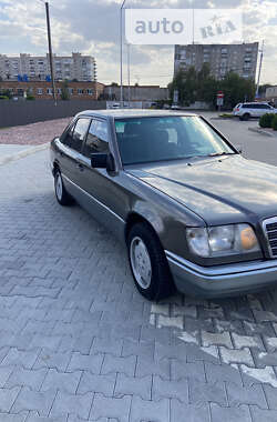 Седан Mercedes-Benz E-Class 1995 в Хмельницком