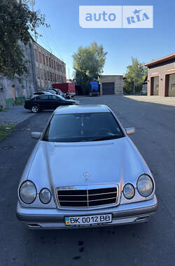 Седан Mercedes-Benz E-Class 1996 в Кореці