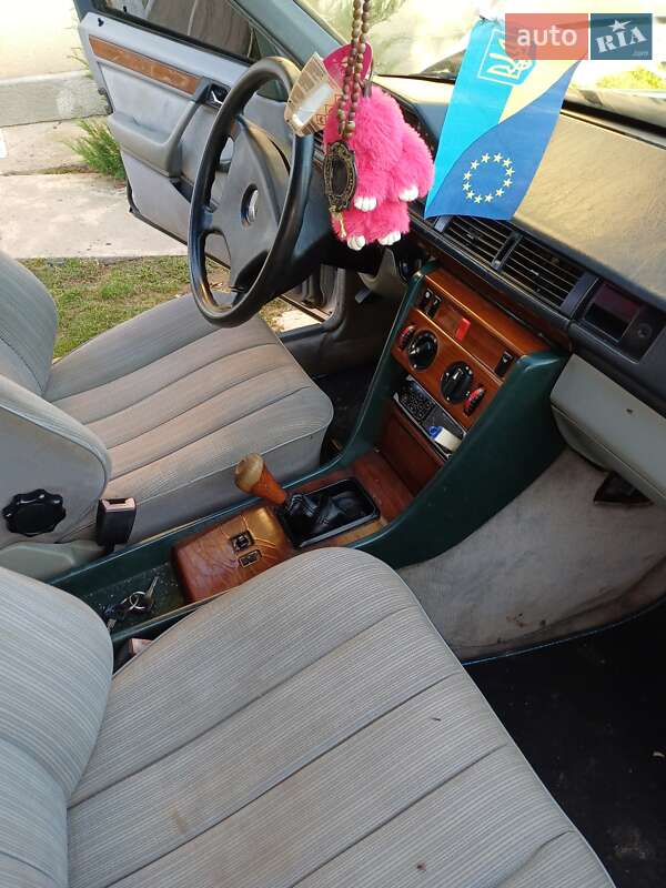 Седан Mercedes-Benz E-Class 1992 в Черновцах