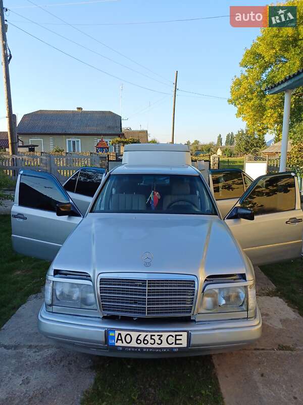 Седан Mercedes-Benz E-Class 1992 в Черновцах