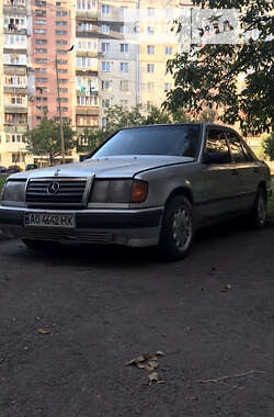 Седан Mercedes-Benz E-Class 1988 в Ужгороде