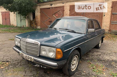 Седан Mercedes-Benz E-Class 1981 в Дубні