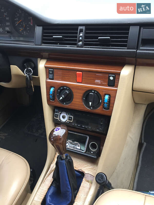 Седан Mercedes-Benz E-Class 1992 в Чернівцях