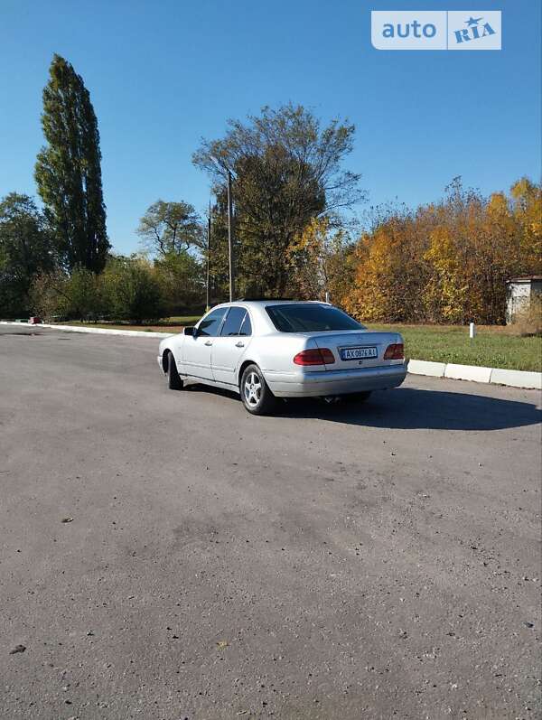 Седан Mercedes-Benz E-Class 1998 в Краснограді