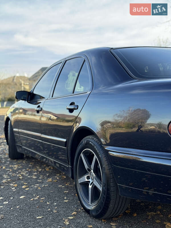 Седан Mercedes-Benz E-Class 2002 в Чернівцях