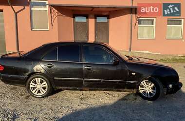 Седан Mercedes-Benz E-Class 1999 в Комарному