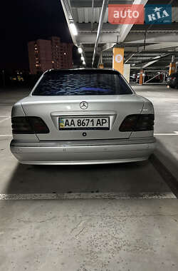 Седан Mercedes-Benz E-Class 2000 в Києві