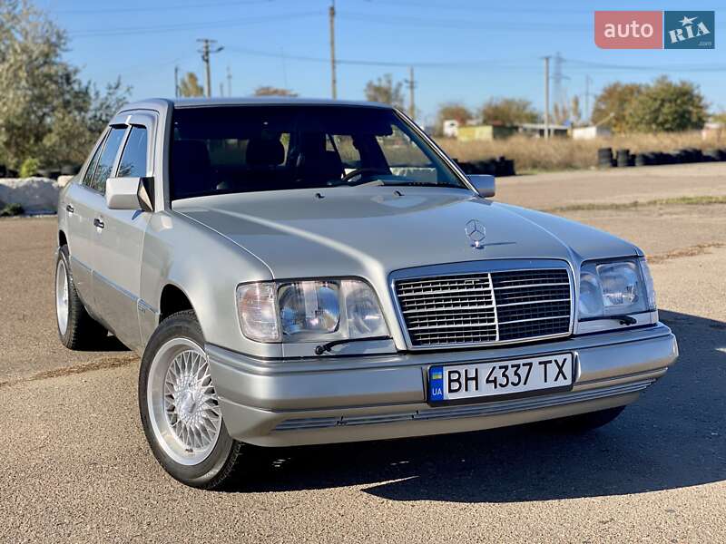 Седан Mercedes-Benz E-Class 1987 в 