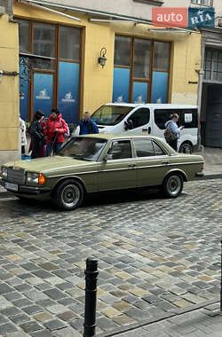 Седан Mercedes-Benz E-Class 1983 в Львові