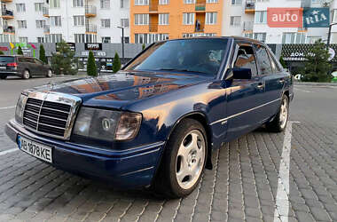 Седан Mercedes-Benz E-Class 1988 в Киеве