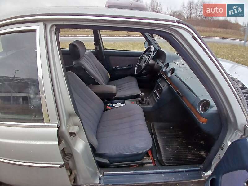 Седан Mercedes-Benz E-Class 1982 в Львове