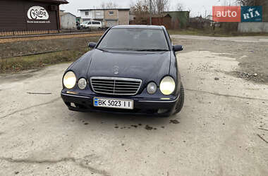 Седан Mercedes-Benz E-Class 2001 в Вараше