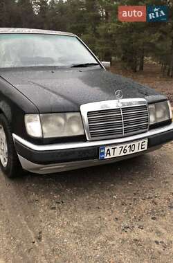 Седан Mercedes-Benz E-Class 1992 в Саврані