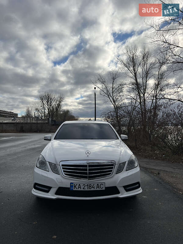 Седан Mercedes-Benz E-Class 2011 в Днепре